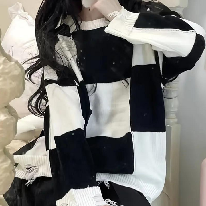 Zwart-witte geruite trui met lange mouwen, trendy oversized pasvorm, geschikt voor damesmode, herfst- en winterkleding, casual stijl.