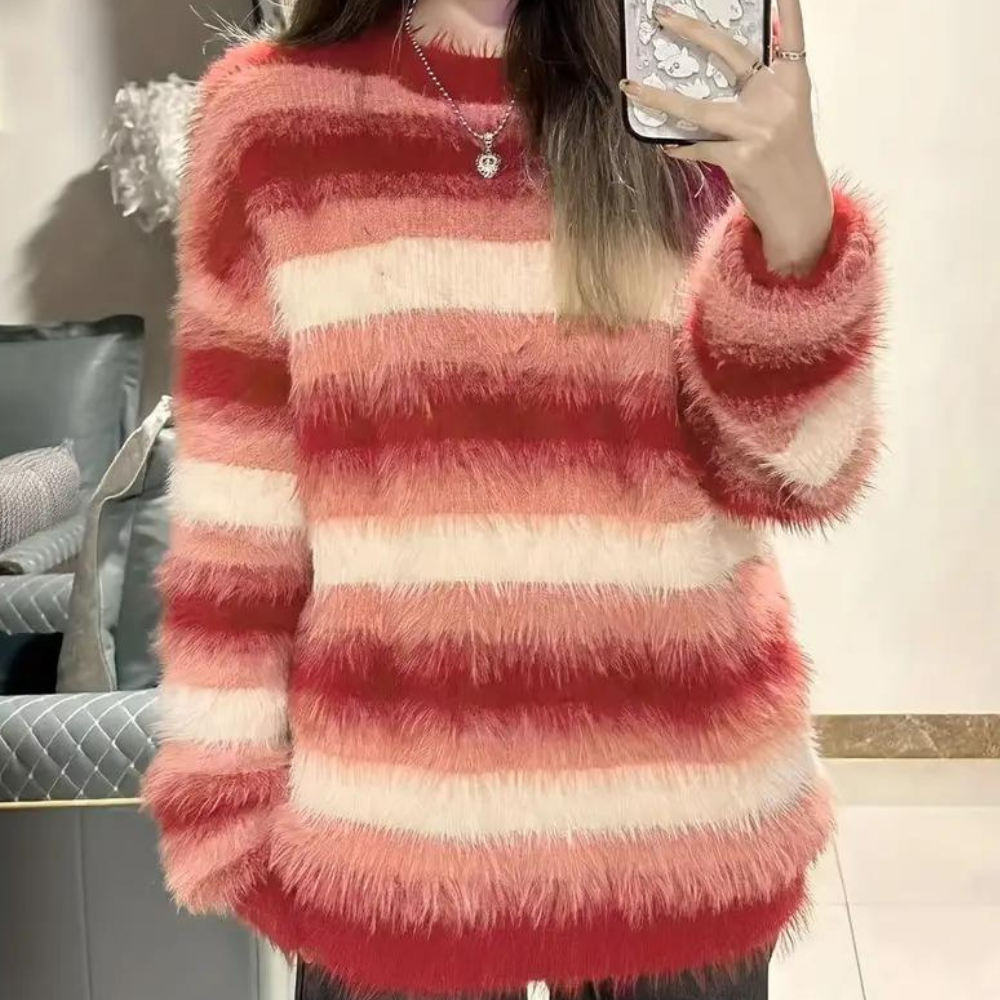 Roze en rode gestreepte pluizige trui, gedragen door vrouw, met smartphone in hand. Modieuze dameskleding, comfortabele winterstijl.