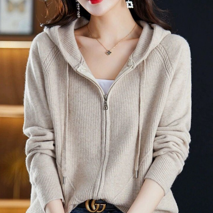 Beige dames hoodie met rits, casual en stijlvol, perfect voor herfstmode. Comfortabele pasvorm, ideaal voor dagelijks gebruik en trendy outfits.