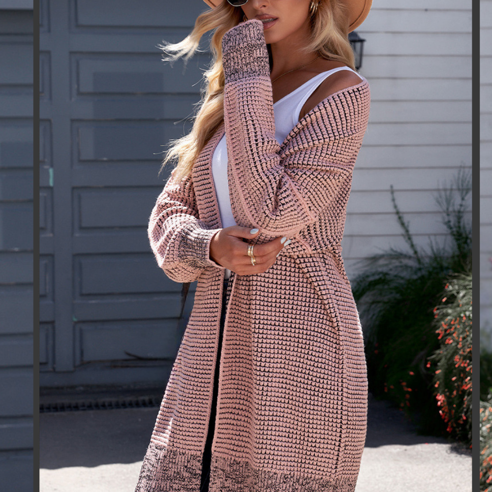 Vrouw in roze gebreid vest, witte top en hoed poseert buiten. Modieuze dameskleding, herfststijl, casual outfit.