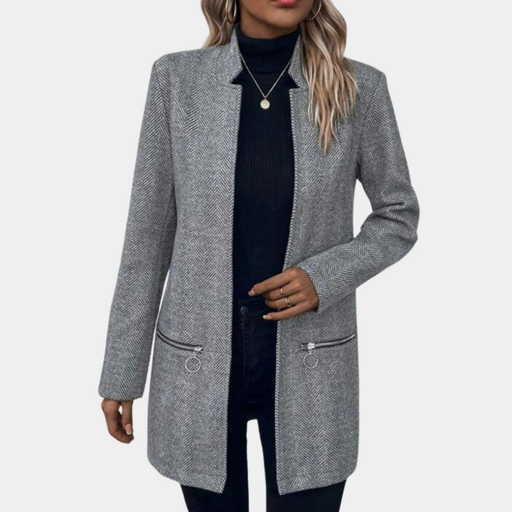 Grijze damesjas met visgraatpatroon, lange mouwen en ritssluiting zakken. Stijlvolle herfst- en wintermode. Geschikt voor casual en zakelijke outfits.