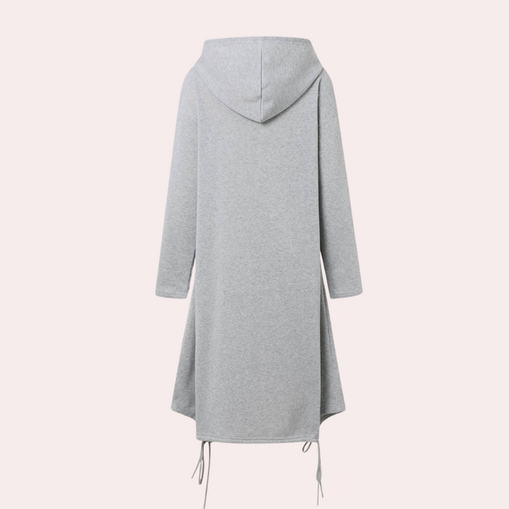 Grijze dames hoodie jurk met capuchon, lange mouwen en trekkoorden. Comfortabele casual mode, ideaal voor herfst en winter.