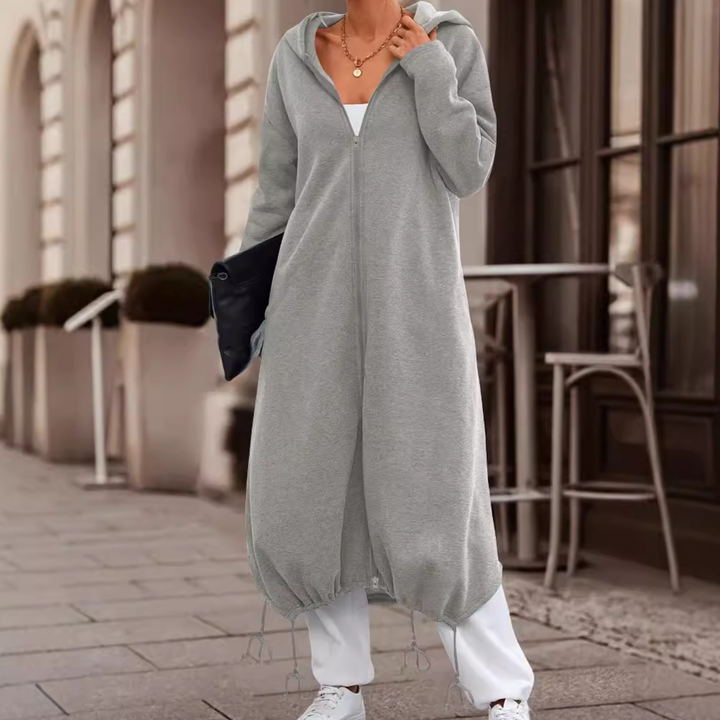 Grijze lange hoodie jurk voor dames, casual streetwear, comfortabele pasvorm, ideaal voor herfstmode, trendy en stijlvol ontwerp.