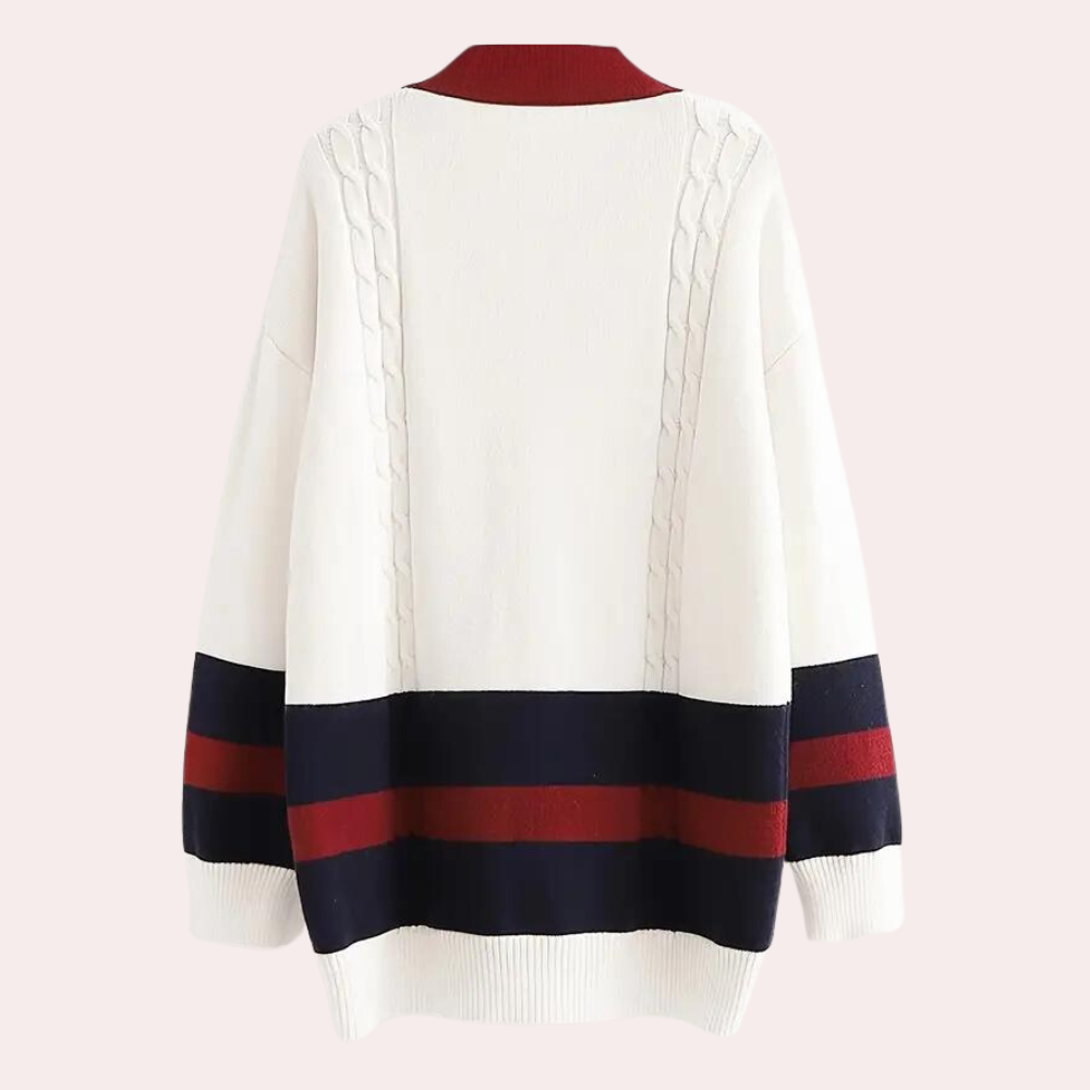 Witte oversized trui met kabelpatroon, rode en blauwe strepen, lange mouwen. Modieuze dameskleding, herfst-winter stijl.