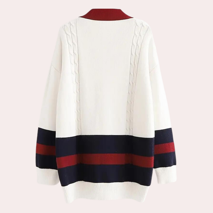 Witte oversized trui met kabelpatroon, rode en blauwe strepen, lange mouwen. Modieuze dameskleding, herfst-winter stijl.