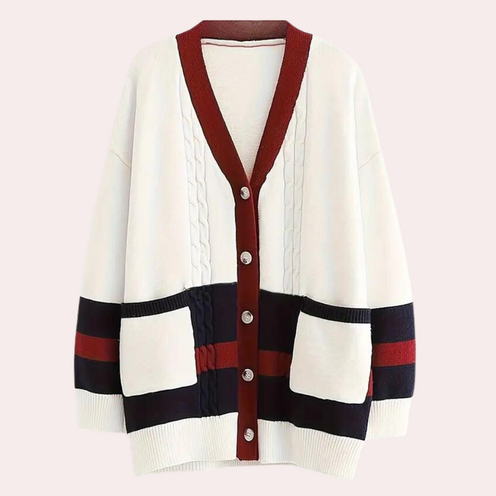 Witte oversized damesvest met V-hals, rode en zwarte strepen, knoopsluiting en zakken. Modieuze gebreide cardigan voor herfst en winter.