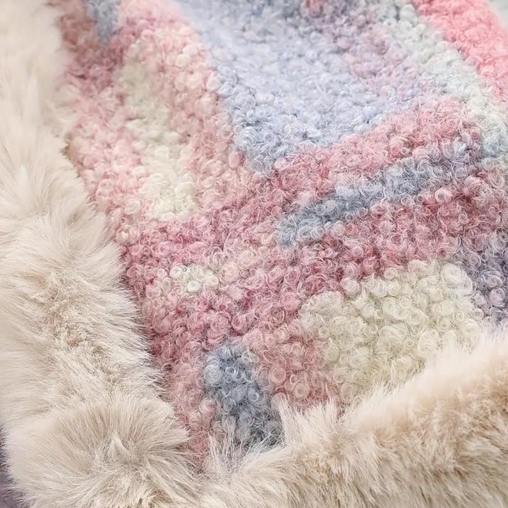 Zachte, kleurrijke plaid met pastelkleurige, gebreide textuur en pluizige rand. Perfect voor interieurdecoratie en comfort.