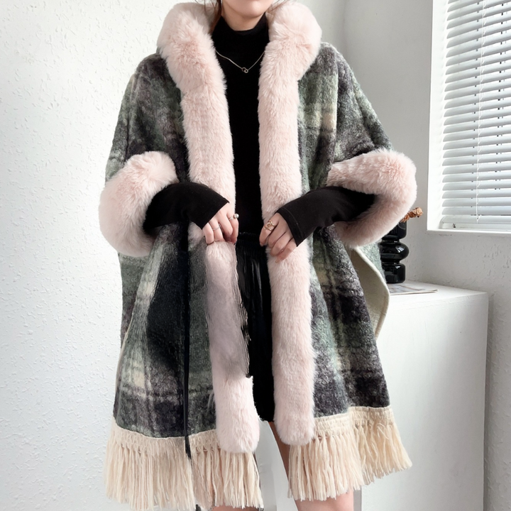 Grijs-groene geruite damesjas met roze bontkraag en franjes, wintermode, stijlvolle warme kleding, trendy damesoutfit, modieuze jas.