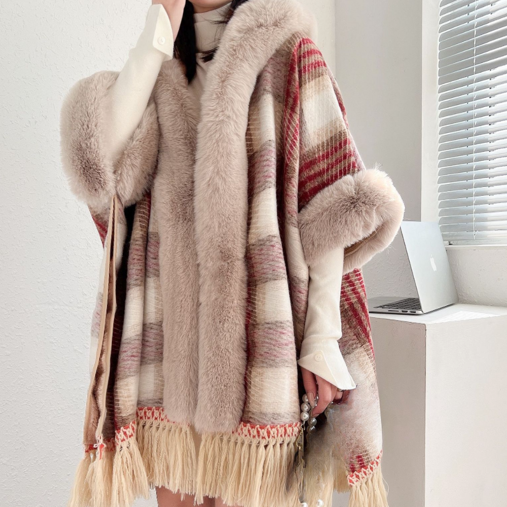 Dames poncho met rood geruit patroon en beige bontdetails, ideaal voor wintermode. Stijlvol en warm, perfect voor koude dagen.