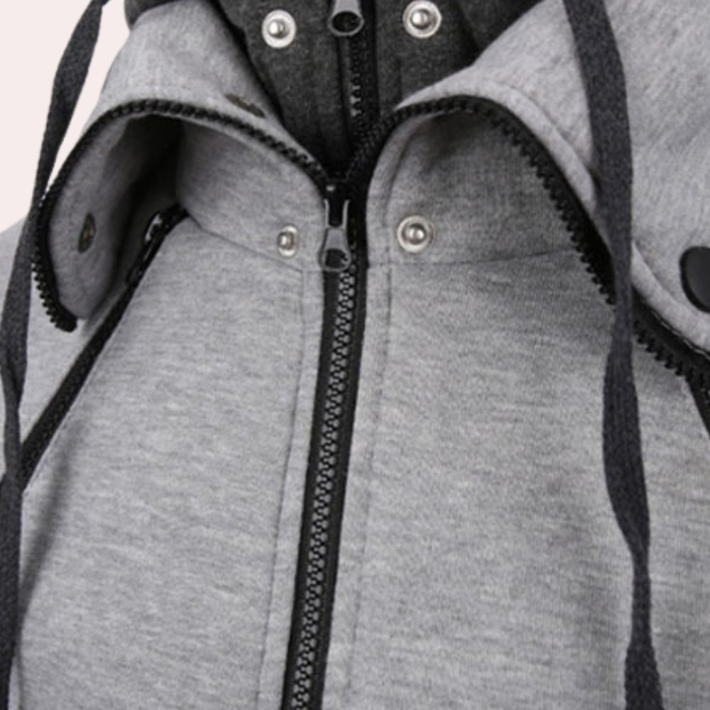 Grijze sportieve hoodie met ritssluiting en capuchon, comfortabele pasvorm, ideaal voor casual en sportieve activiteiten.