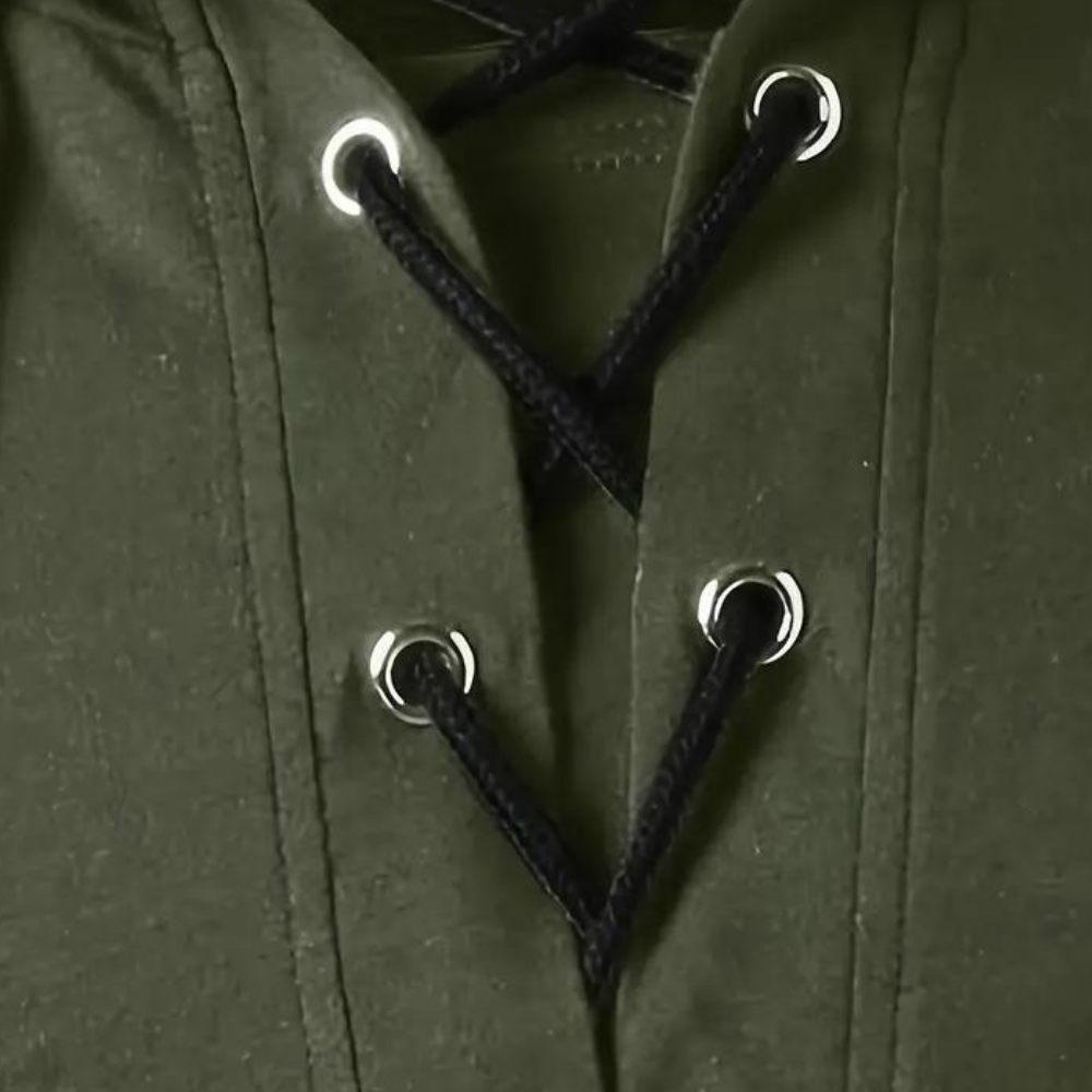 Groene katoenen hoodie met zwarte veterdetails en metalen oogjes, close-up. Modieuze herenkleding, comfortabele en stijlvolle streetwear.