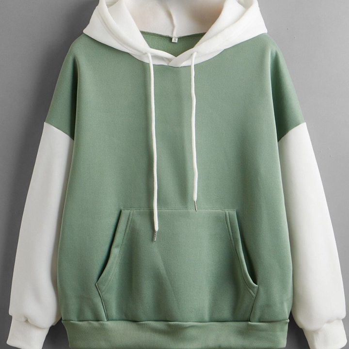 Groene en witte oversized hoodie met capuchon en buidelzak, unisex design, comfortabele streetwear, ideaal voor casual outfits en sportieve looks.