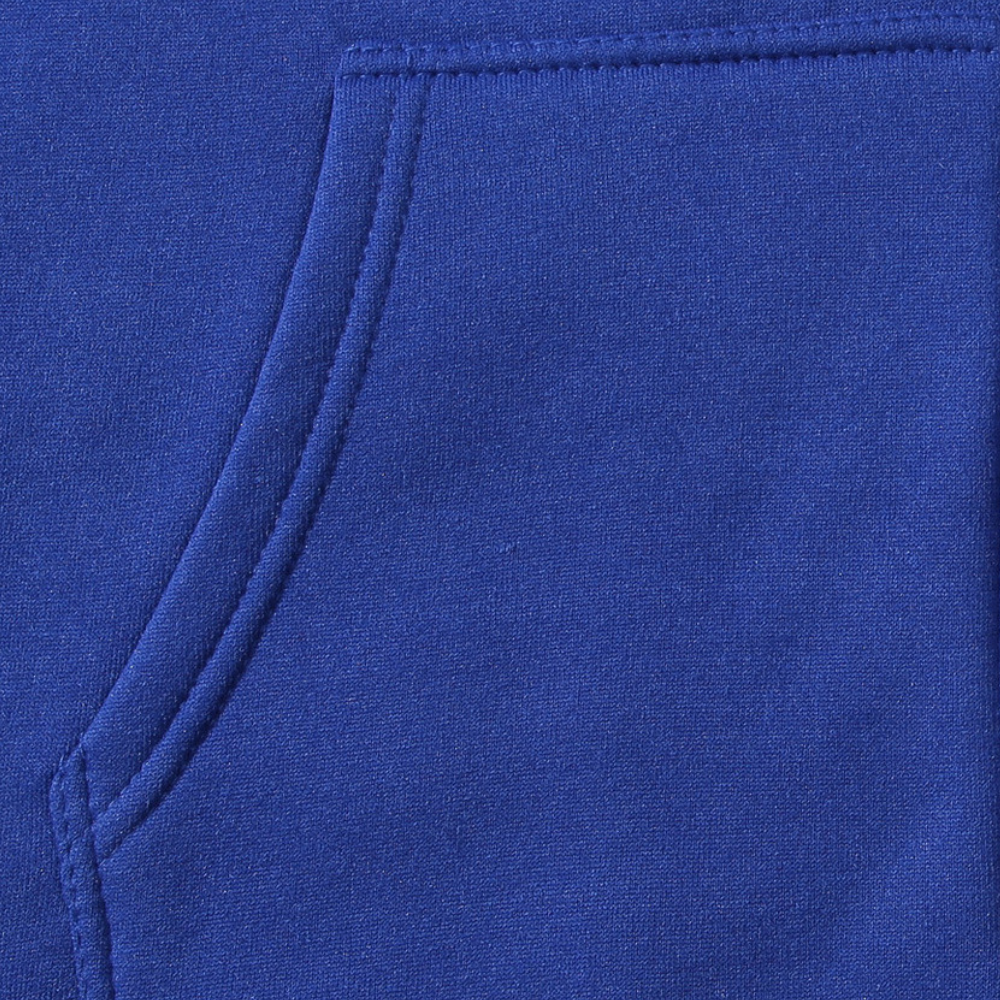 Blauwe katoenen hoodie met steekzak, close-up. Comfortabele casual kleding, perfect voor dagelijks gebruik. Hoogwaardige stof, modieuze stijl.