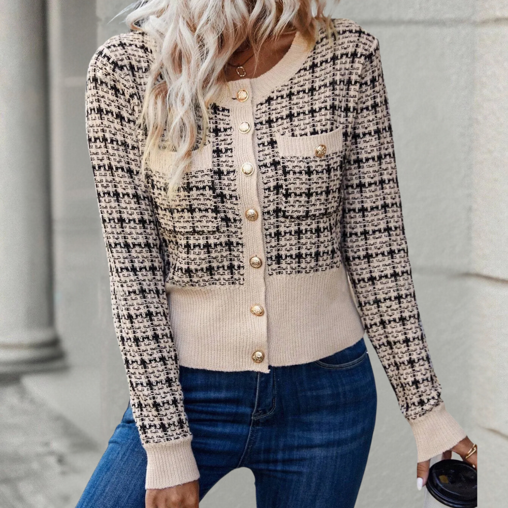 Vrouw in stijlvolle tweed cardigan met gouden knopen, gecombineerd met blauwe jeans. Modieuze herfstoutfit, casual en elegant.