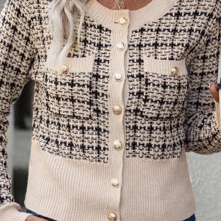 Beige en zwarte gebreide damescardigan met gouden knopen en zakken, modieuze herfstkleding, stijlvolle damesmode, comfortabele trui.