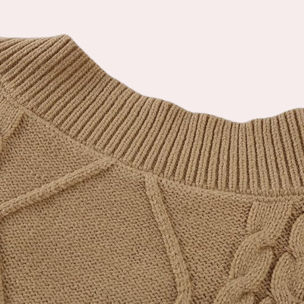 Beige gebreide trui met kabelpatroon en geribbelde kraag, stijlvolle damesmode, herfst-winter kleding, warme en comfortabele stof.