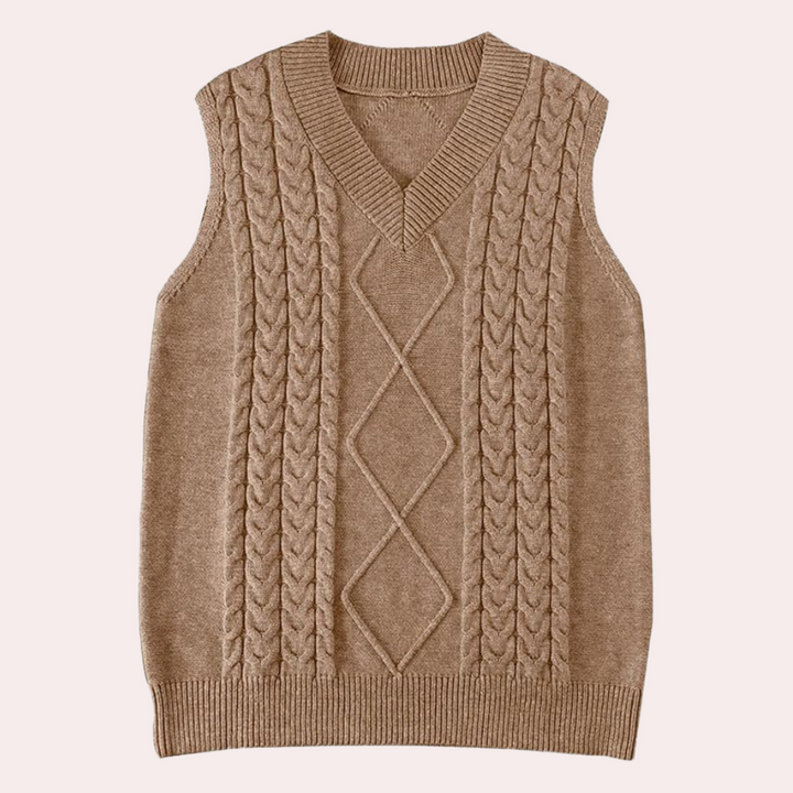 Beige gebreide spencer met kabelpatroon, V-hals en mouwloos ontwerp. Perfect voor herfstmode en casual outfits. Unisex trui, warme stijl.