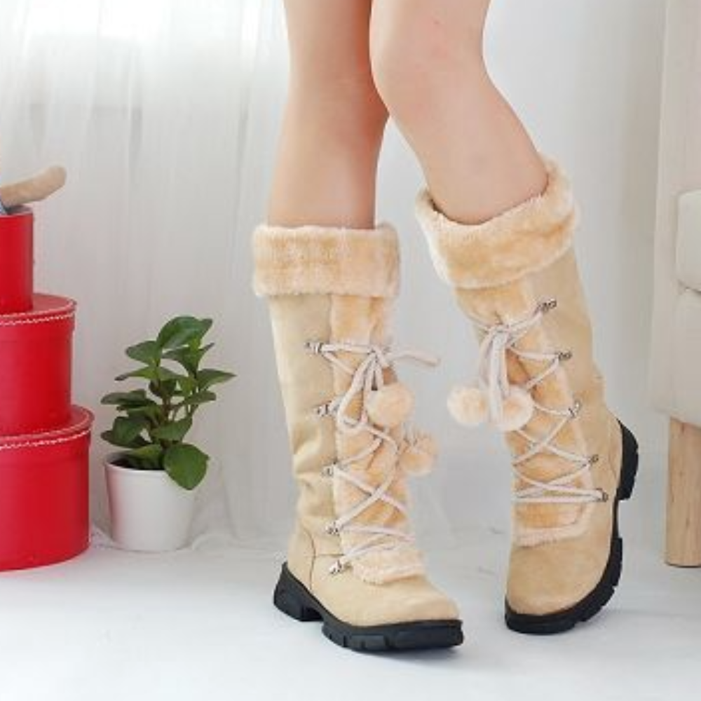 Beige laarzen met bontvoering en veters, wintermode voor dames. Stijlvolle warme schoenen, perfect voor koude seizoenen.