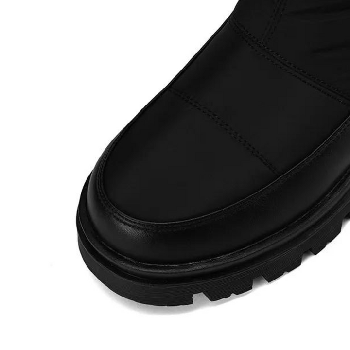 Zwarte leren herenschoen met stevige rubberen zool, naadloze afwerking en modern design. Perfect voor casual en formele gelegenheden.