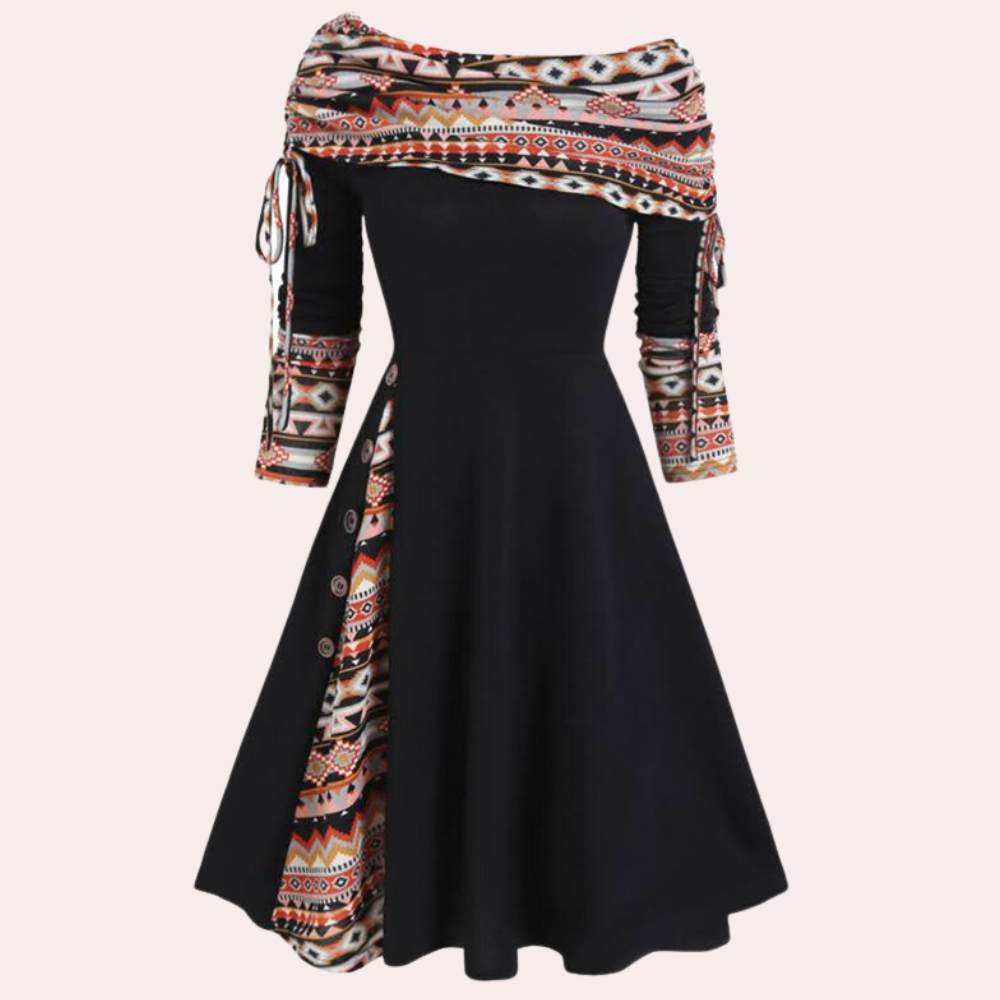 Zwarte vintage jurk met kleurrijke etnische print, driekwart mouwen en asymmetrische knoopsluiting. Perfect voor retro en boho mode.