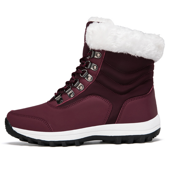 Bordeauxrode winterlaars met witte bontkraag, stevige rubberen zool en metalen veterogen. Ideaal voor koude weersomstandigheden en outdoor activiteiten.