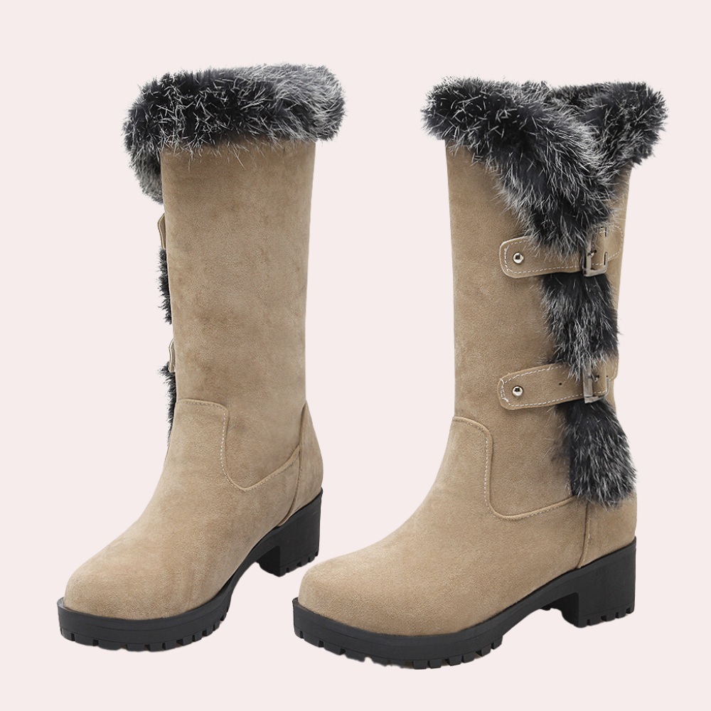 Beige suède laarzen met zwarte hak, grijze bontkraag en gespsluiting. Winterlaarzen dames, stijlvol en warm. Perfect voor koude seizoenen.