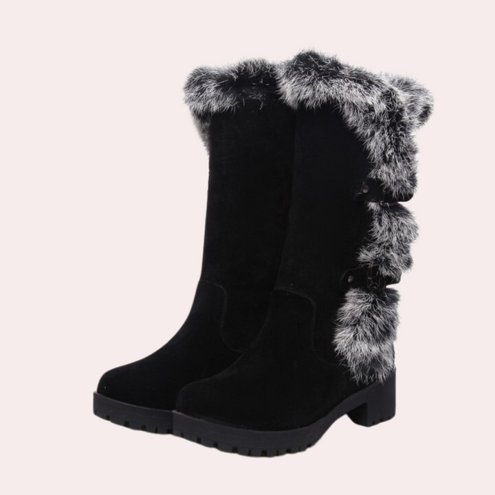 Zwarte winterlaarzen met bontkraag, stevige hak en rubberen zool. Modieuze dameslaarzen voor koude seizoenen. Perfect voor wintermode.
