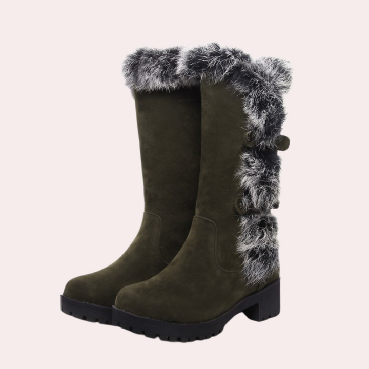 Groene dameslaarzen met bontvoering, stevige hak en decoratieve knopen. Winterlaarzen, warme schoenen, modieuze dameskleding.