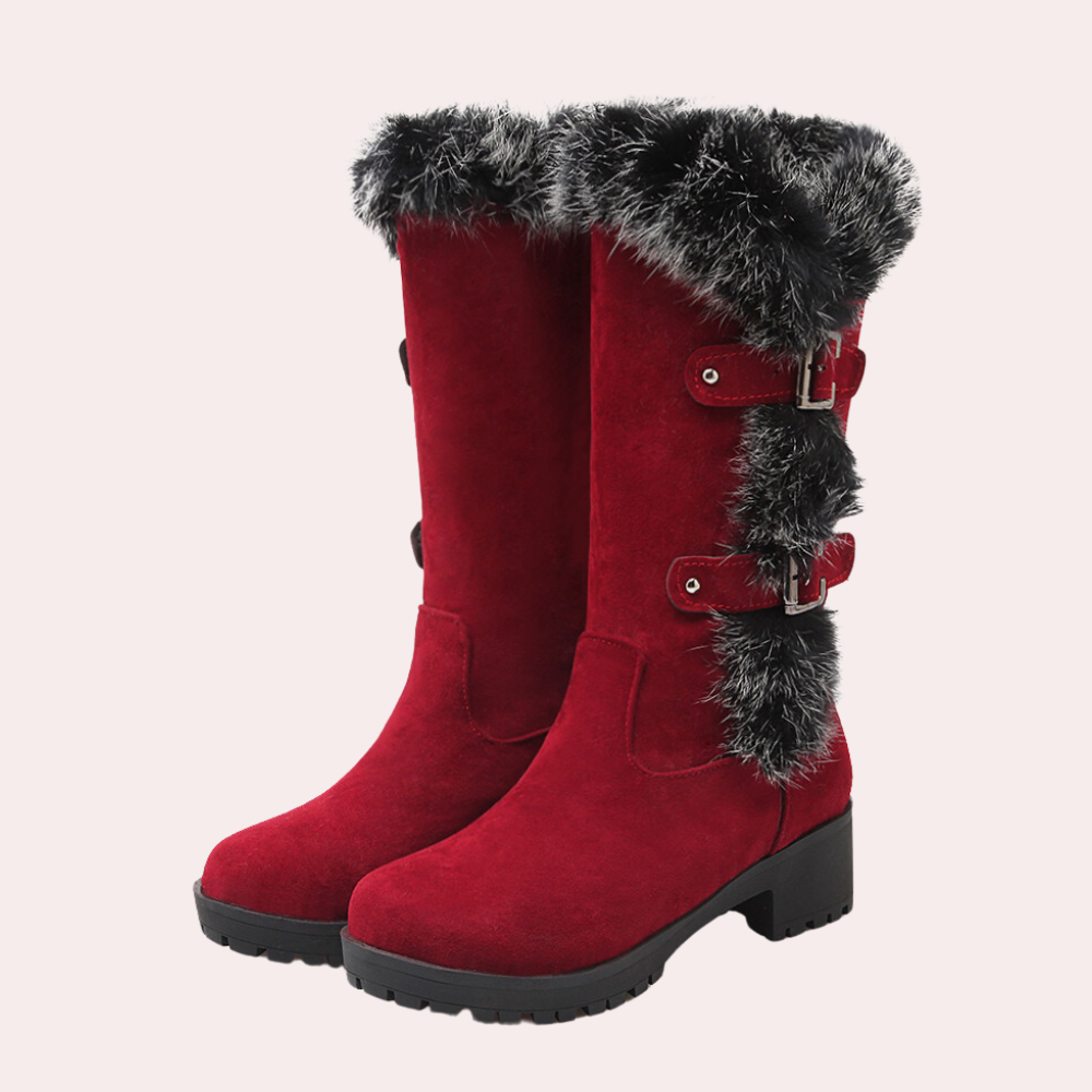 Rode dameslaarzen met bontkraag, gespen en stevige zool. Winterlaarzen voor dames, modieus en warm. Perfect voor koude seizoenen.