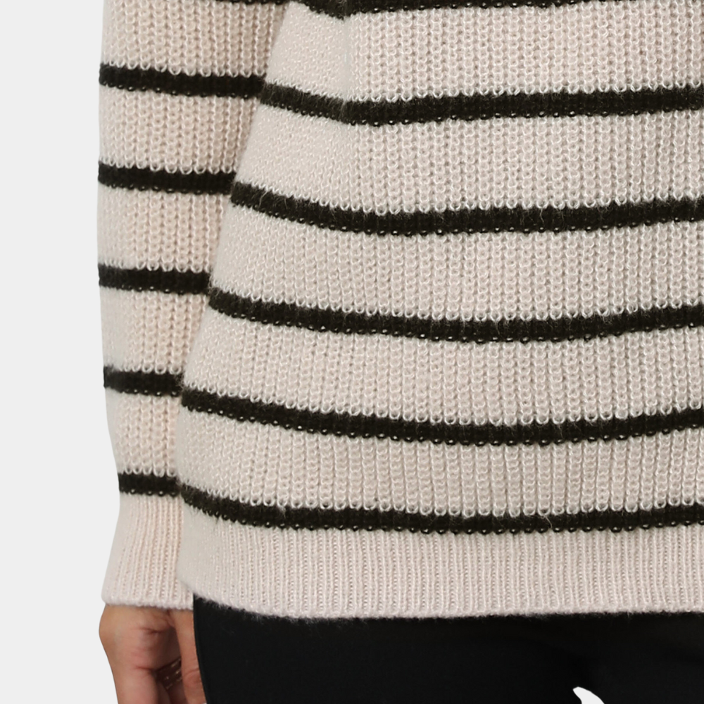 Beige trui met zwarte strepen, gebreid patroon, lange mouwen. Modieuze dameskleding, casual stijl, comfortabele pasvorm.