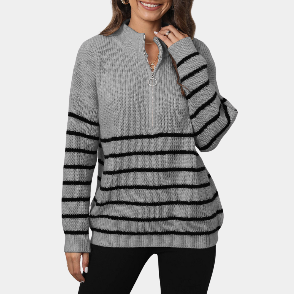 Grijze damestrui met zwarte strepen en halve rits, lange mouwen, casual stijl. Perfect voor herfst- en wintermode. Comfortabele en trendy outfit.