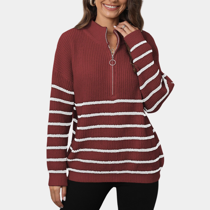 Rode damestrui met witte strepen, halve rits en opstaande kraag. Modieuze gebreide sweater, ideaal voor herfst- en wintermode.