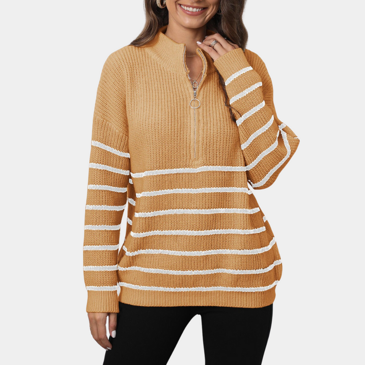 Vrouw draagt gele trui met witte strepen en ritssluiting, modieuze dameskleding, herfstmode, comfortabele gebreide sweater, casual outfit.
