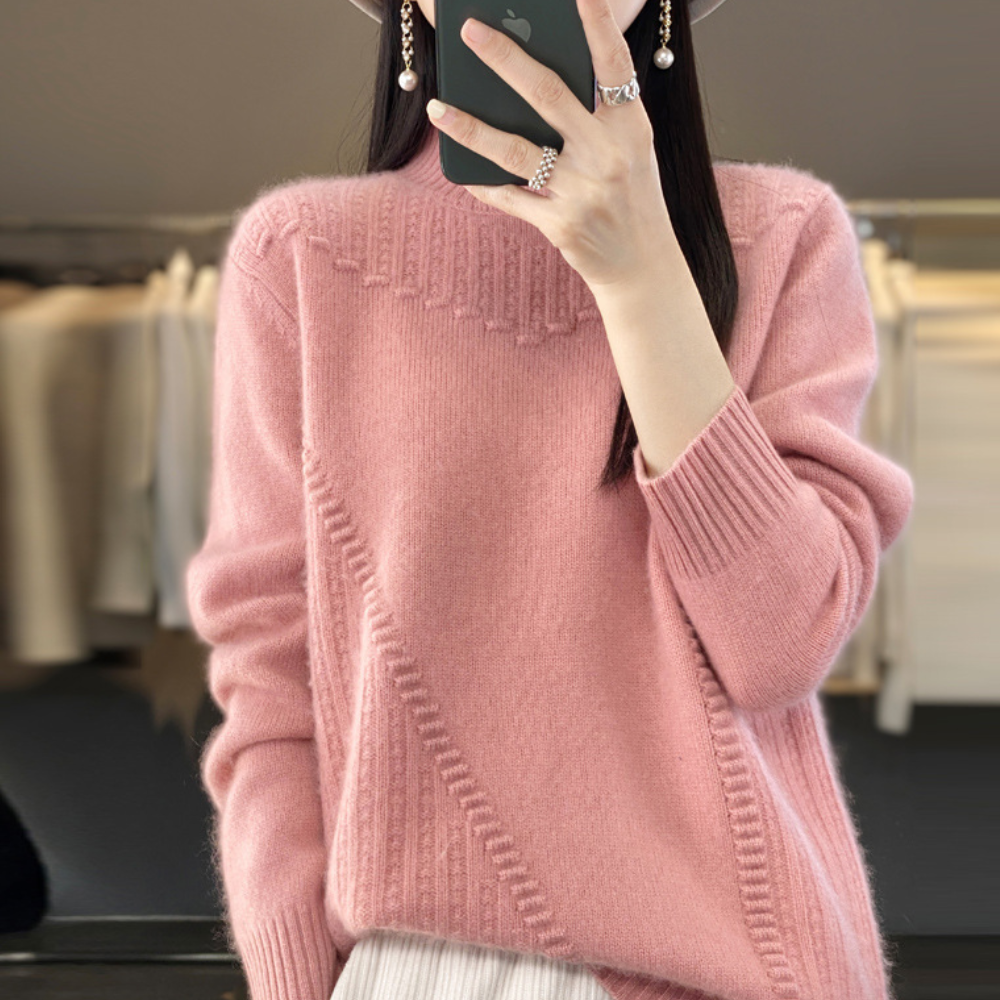 Vrouw in roze trui met textuur, modieus ontwerp, lange mouwen, comfortabele pasvorm, trendy winterkleding, stijlvolle damesmode.