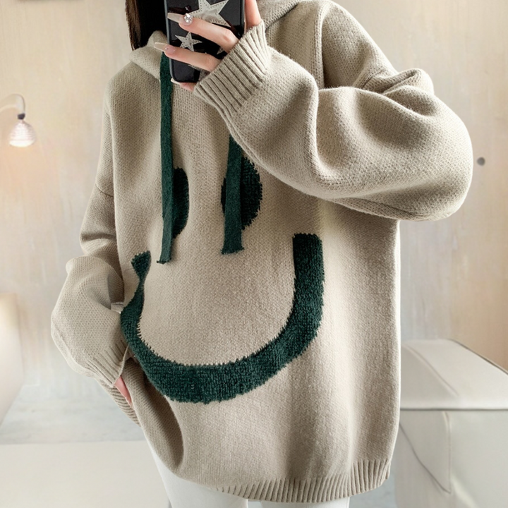 Beige trui met grote groene smiley, comfortabele oversized pasvorm, trendy streetwear, perfect voor casual outfits en herfstmode.