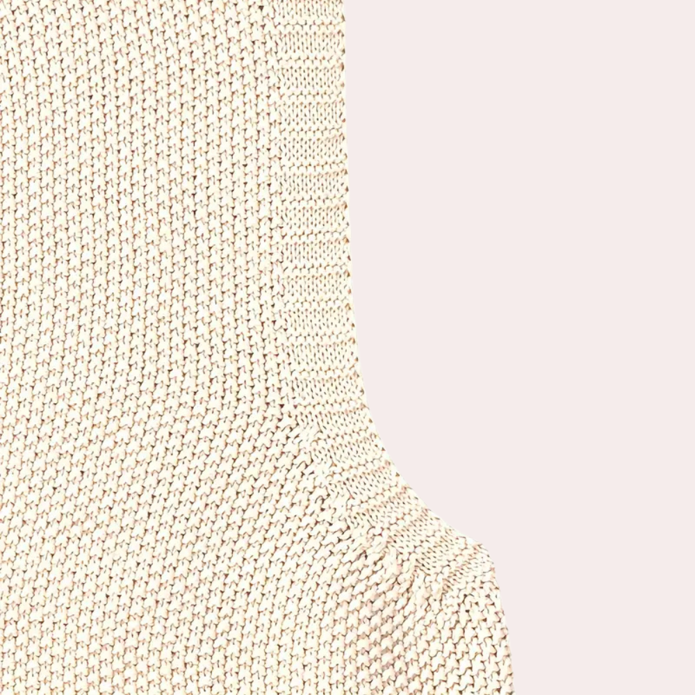 Beige gebreide trui detail, close-up van textuur en patroon. Modieuze dameskleding, comfortabele en stijlvolle wintermode.