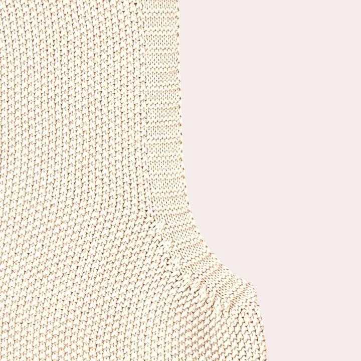 Beige gebreide trui detail, close-up van textuur en patroon. Modieuze dameskleding, comfortabele en stijlvolle wintermode.