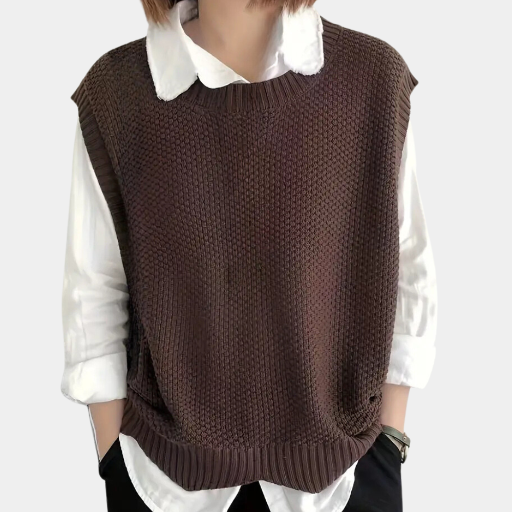 Bruine gebreide spencer over witte blouse, casual damesmode, herfstkleding, stijlvolle gelaagde look, trendy outfit voor dagelijks gebruik.