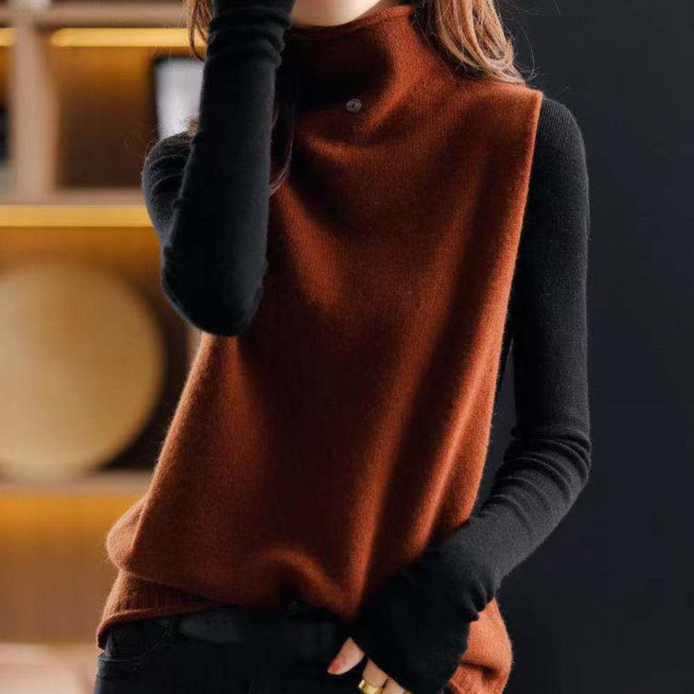 Vrouw in stijlvolle bruine coltrui met zwarte mouwen, modieuze herfstkleding, casual chique look, trendy damesmode, comfortabele outfit.