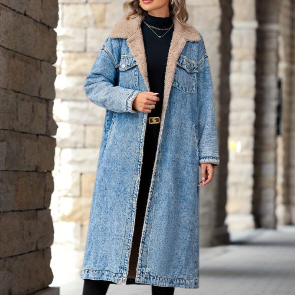 Vrouw in lange blauwe spijkerjas met schapenvachtkraag, zwarte jurk en laarzen. Modieuze winteroutfit, stedelijke achtergrond, casual stijl.