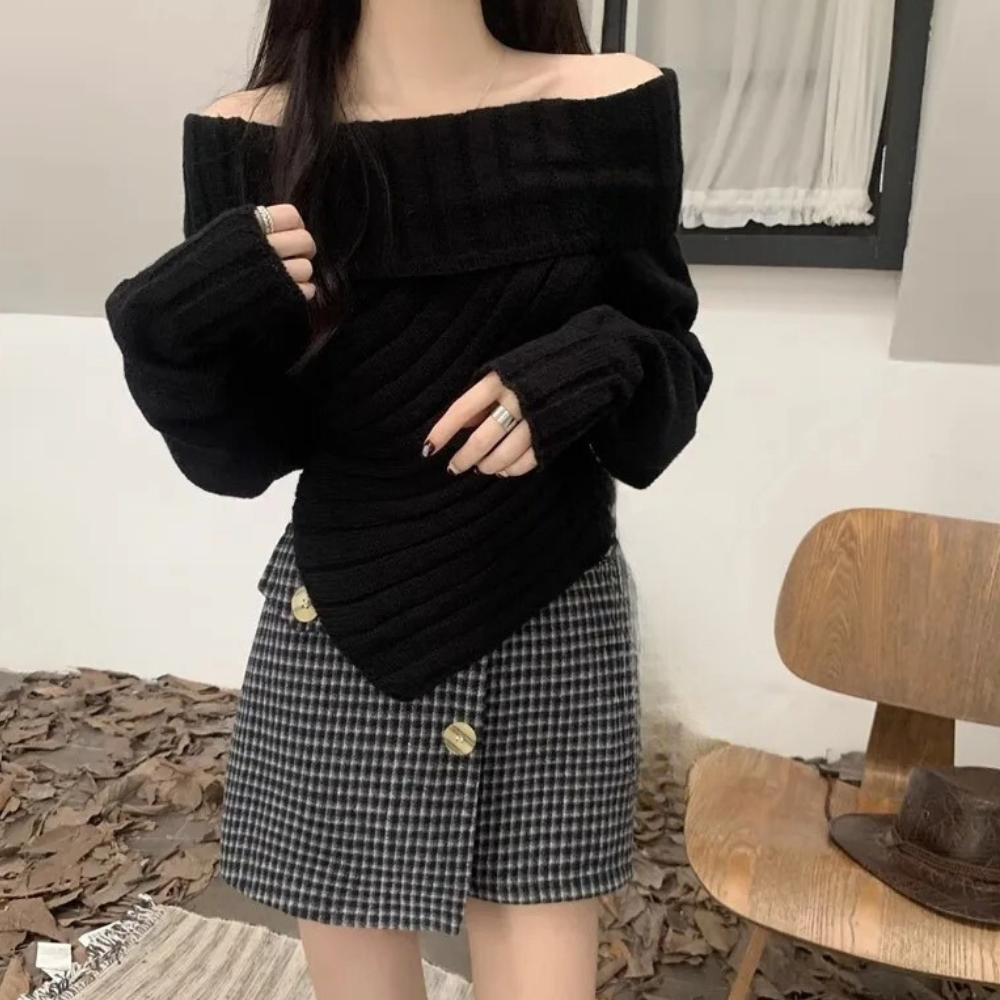 Vrouw in zwarte off-shoulder trui en geruite rok met knopen, herfstmode, stijlvolle outfit, binnenruimte met houten stoel en hoed.