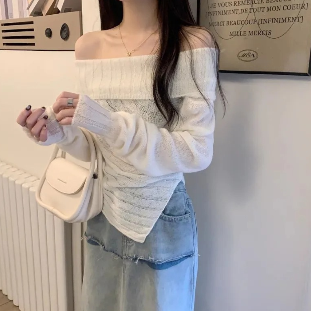 Vrouw in off-shoulder witte trui met beige tas, draagt een denim rok. Modieuze dameskleding, casual stijl, trendy outfit.