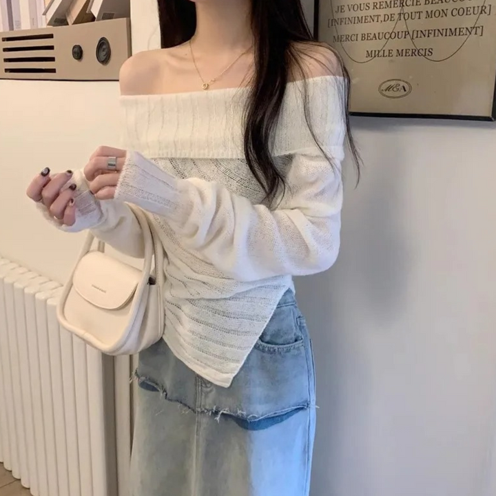 Vrouw in off-shoulder witte trui met beige tas, draagt een denim rok. Modieuze dameskleding, casual stijl, trendy outfit.
