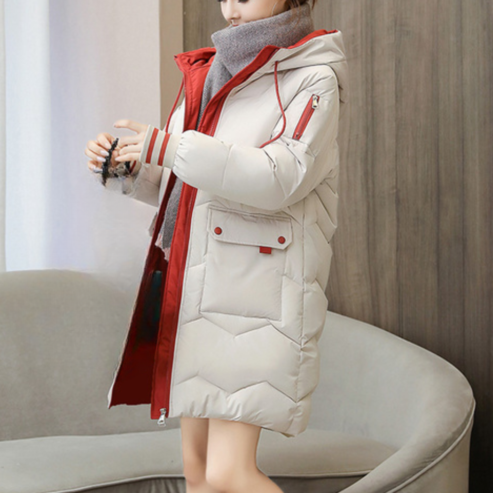 Witte gewatteerde winterjas met capuchon en rode voering, damesmode, warme lange jas, stijlvolle winterkleding, comfortabele buitenkleding.