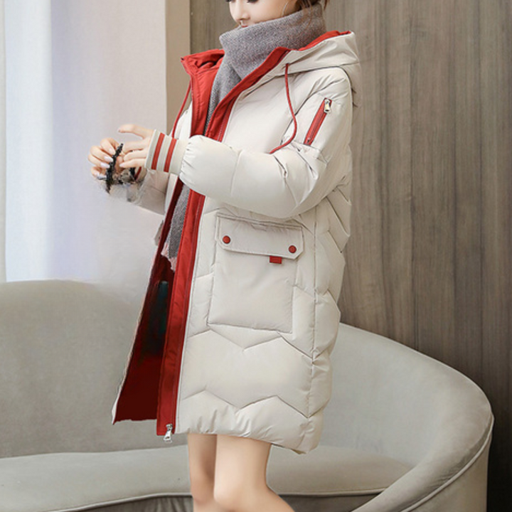Witte gewatteerde winterjas met capuchon en rode voering, damesmode, warme lange jas, stijlvolle winterkleding, comfortabele buitenkleding.