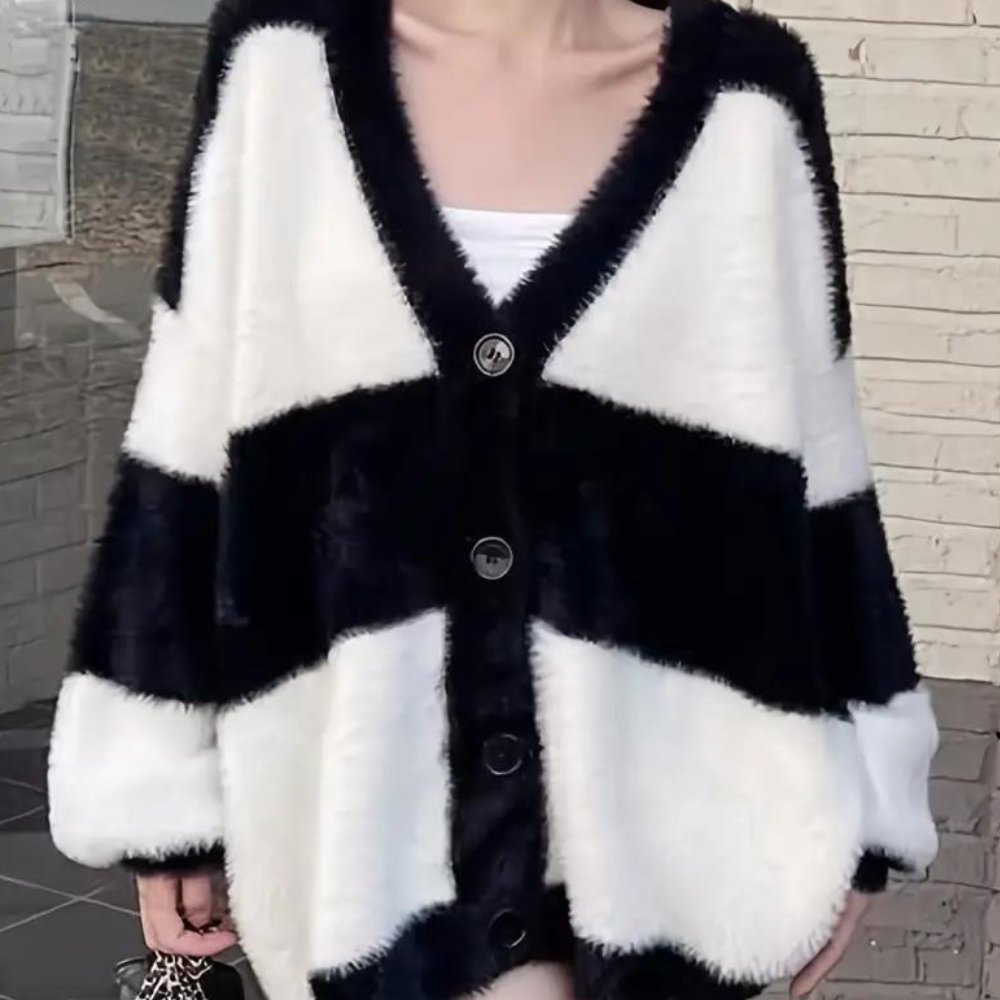 Zwart-witte oversized damesvest met knopen, zachte textuur, geometrisch patroon, trendy herfstmode, comfortabele casual stijl.