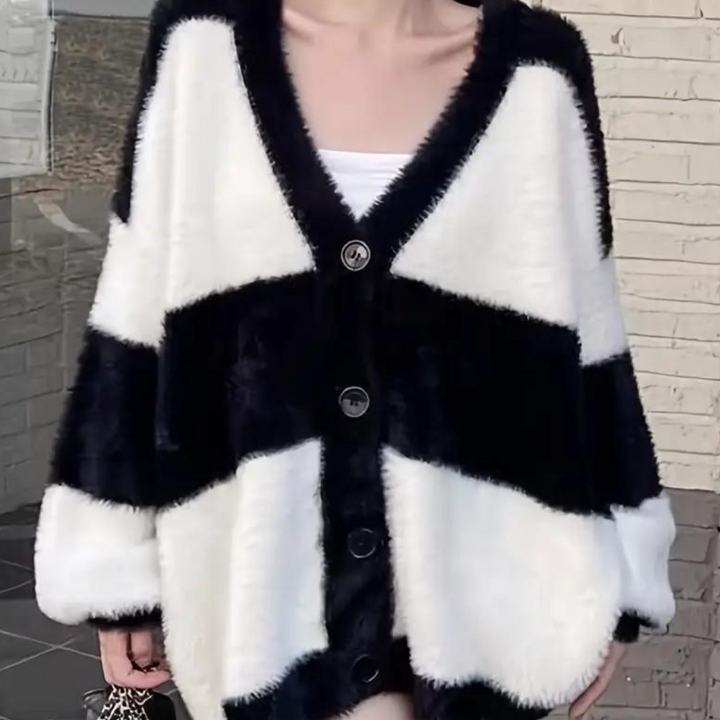 Zwart-witte oversized damesvest met knopen, zachte textuur, geometrisch patroon, trendy herfstmode, comfortabele casual stijl.