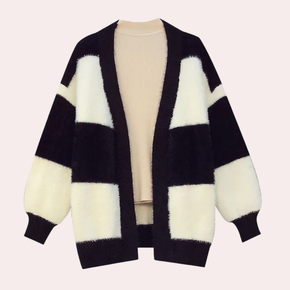 Zwart-witte geblokte damescardigan met lange mouwen, open voorkant en beige trui. Stijlvolle en warme kleding voor herfst en winter.