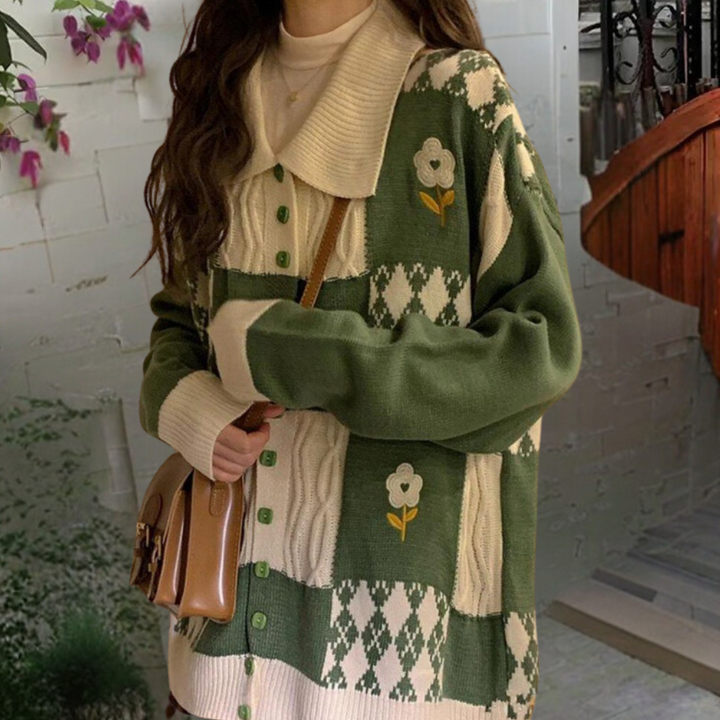 Groene gebreide trui met bloemenpatroon, grote kraag en knopen, gedragen door vrouw. Trendy herfstmode, casual stijl, comfortabele dameskleding.