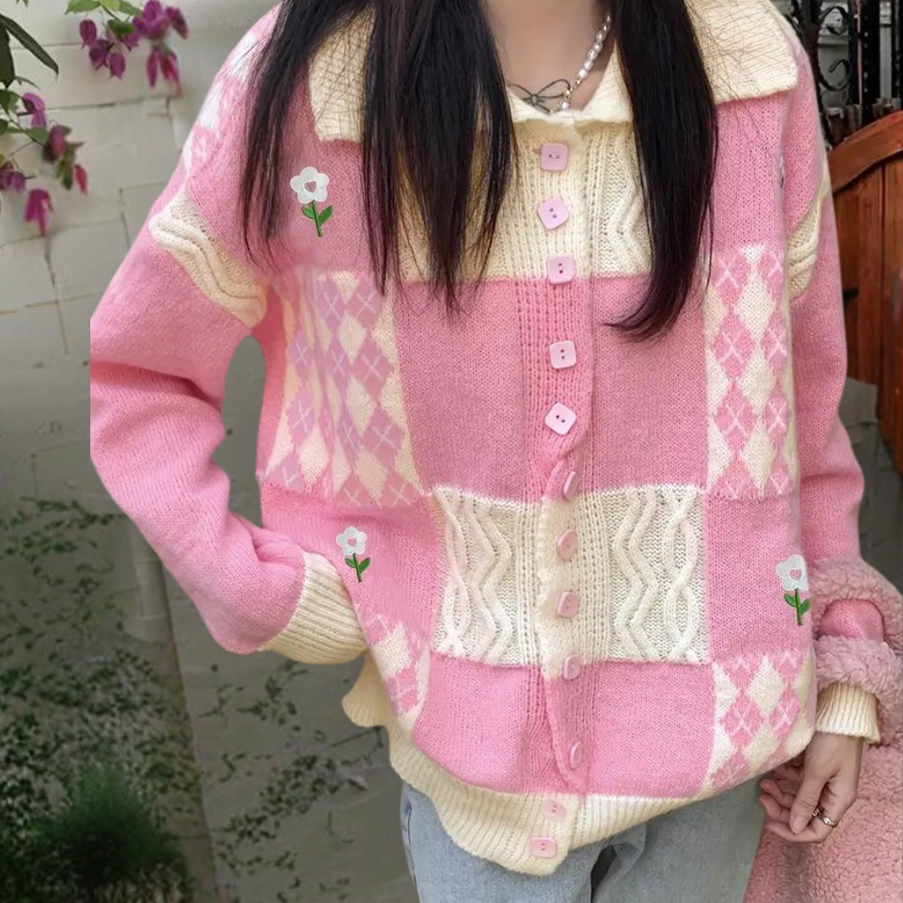 Roze gebreid vest met ruitpatroon en bloemen, damesmode, herfstkleding, casual stijl, knopen, lange mouwen, trendy en comfortabel.